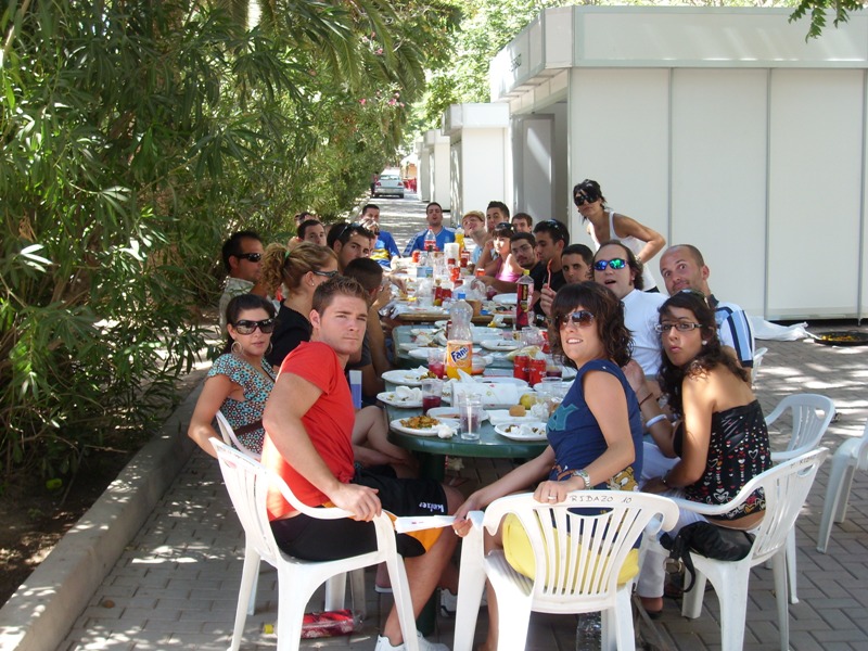 Comiendo en la caseta